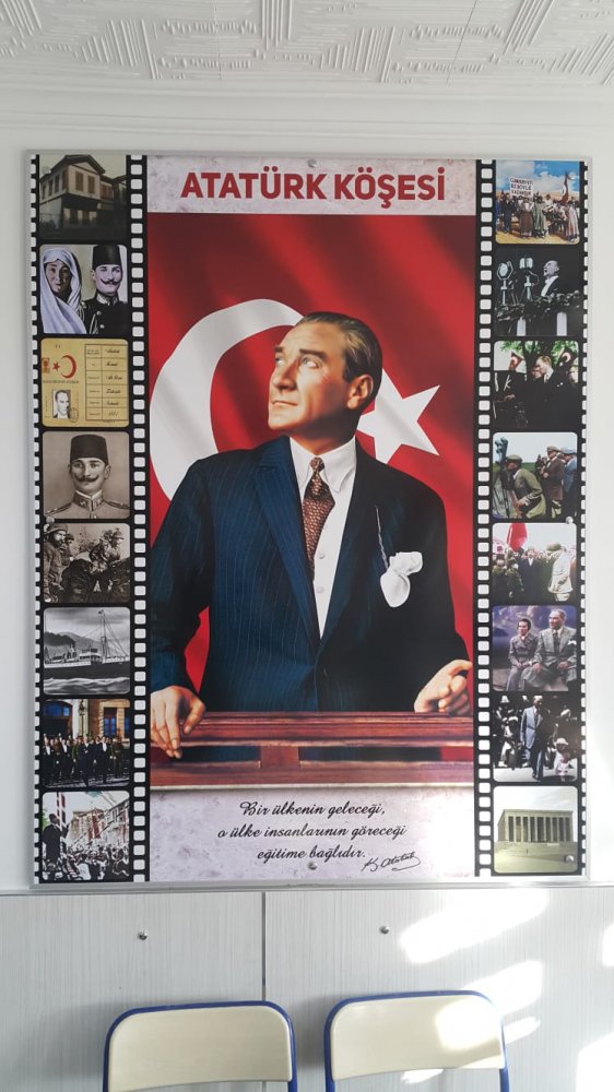 Atatürk Köşesi 4 Okul Posteri